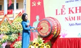Phó Chủ tịch Quốc hội Nguyễn Thị Thanh đánh trống khai giảng năm học mới.