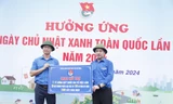 Bí thư Trung ương Đoàn Ngô Văn Cương trao 1 tỷ đồng vốn 120. Ảnh: Nguyễn Thắng