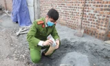Công an tỉnh Bắc Ninh khám nghiệm hiện trường vụ đổ chất thải trái phép ở xã Đại Bái (huyện Gia Bình).
