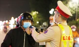 Cảnh sát giao thông Bắc Giang kiểm tra nồng độ cồn. Ảnh: Nguyễn Thắng