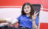 Một đoàn viên tham gia hiến máu. Ảnh: Nguyễn Thắng