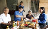 Tỉnh Đoàn Bắc Giang và Huyện Đoàn Yên Dũng tổ chức bữa cơm tri an gia đình liệt sỹ. Ảnh: Nguyễn Thắng