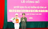 Đại tá Nguyễn Quốc Toản, Giám đốc Công an tỉnh Bắc Giang trao quyết định thăng cấp bậc hàm Đại tá đối với đồng chí Trần Thế Cường - Phó Giám đốc Công an tỉnh.