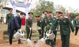 Bí thư Trung ương Đoàn, Phó Chủ nhiệm Thường trực Ủy ban Quốc gia về Thanh niên Việt Nam Nguyễn Tường Lâm và Thiếu tướng Nguyễn Đức Hưng - Bí thư Đảng ủy, Chính ủy Quân Đoàn 12 trồng cây. Ảnh: Nguyễn Thắng