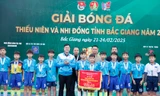 Phó Bí thư Tỉnh Đoàn Bắc Giang Giáp Xuân Cảnh trao giải cho đội bóng. Ảnh: Nguyễn Thắng