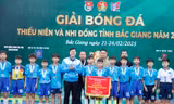 Phó Bí thư Tỉnh Đoàn Bắc Giang Giáp Xuân Cảnh trao giải cho đội bóng. Ảnh: Nguyễn Thắng