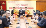 Chủ tịch UBND tỉnh Bắc Giang Nguyễn Việt Oanh trao quyết định bổ nhiệm. Ảnh: Nguyễn Thắng