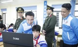 Bí thư Trung ương Đoàn, Chủ tịch Hội LHTN Việt Nam Nguyễn Tường Lâm hướng dẫn học sinh sử dụng máy tính được trao tặng. Ảnh: Nguyễn Thắng