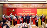 Lãnh đạo Tỉnh ủy Bắc Giang tặng hoa chúc mừng các cán bộ được bổ nhiệm.