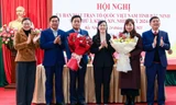 Ông Nguyễn Nhân Chinh (thứ 3 bên trái) nhận hoa chúc mừng của lãnh đạo Mặt trận Tổ quốc tỉnh Bắc Ninh.