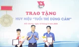 Tỉnh Đoàn Bắc Giang trao huy hiệu "Tuổi trẻ dũng cảm". Ảnh: Nguyễn Thắng