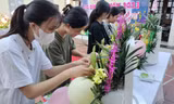 Đoàn viên và công nhân xóm trọ ở xã Nội Hoàng thi trang trí mâm cỗ Trung thu. Ảnh: Nguyễn Thắng.