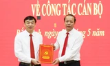 Phó Bí thư Thường trực Tỉnh ủy, Chủ tịch HĐND tỉnh Bắc Ninh Nguyễn Quốc Chung (bên phải) trao quyết định bổ nhiệm ông Lợi.