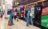 Hình ảnh xe buýt đưa đón công dân tại các khu cách ly