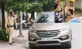 Người ngồi trên xe vi phạm đòi “hốt” cả tổ cảnh sát giao thông