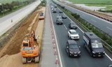 'Thót tim' với xe công trường trên tuyến cao tốc Cầu Giẽ - Ninh Bình