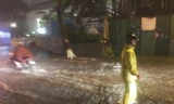 Mưa ngập trên phố Thụy Khuê tối 22/6