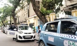 Taxi dừng đỗ và dàn hàng dài bắt khách trên đường Tràng Thi sáng 1/4 mà không gặp bất lỳ trở ngại nào.