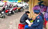 Lực lượng chức năng lập biên bản, đóng cửa điểm trông xe ô tô vi phạm tại đền Quán Thánh
