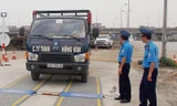Trạm cân di động phát hiện hơn 30 ‘hung thần’ xe tải trên cầu Thăng Long