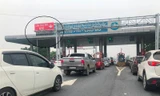 Hàng trăm xe ô tô dán thẻ thu phí không dừng không thể qua trạm thu phí