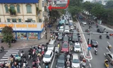 Đường mới mở để giảm ùn tắc bị 'phong tỏa' bởi hàng quán và phương tiện đỗ tràn lan