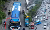 Xe khách 'diễu phố' gây ùn tắc, hỗn loạn giao thông trước kỳ nghỉ lễ 30/4-1/5