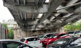 Bãi ô tô 'ken đặc' gầm cầu Long Biên trái quy định