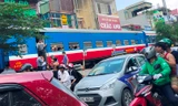 Tàu hỏa va chạm xe máy khiến nhiều phố Hà Nội tắc kéo dài