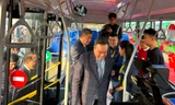 Chủ tịch Hà Nội trải nghiệm xe buýt điện