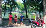 Công viên quây rào, người dân Hà Nội xuống đường chạy bộ