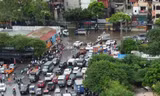 Phong tỏa nhiều tuyến phố Hà Nội do ngập nước kéo dài