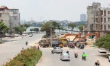 Ách tắc mặt bằng tại dự án đường Văn Cao vừa được đục thông ra Hồ Tây. Ảnh: Trọng Đảng