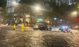 Mưa lớn, nhiều tuyến phố Hà Nội ngập trắng lên tận vỉa hè