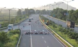 Đường cao tốc về Hà Nội bị ngăn đôi do VEC dựng rào tổ chức lại giao thông thu phí. Ảnh: X.H