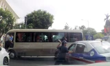 Sang đường đột ngột, tài xế xe chở học sinh còn lao xuống đánh tài xế taxi