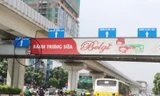 Hà Nội: Nhiều cầu vượt bị dừng lắp đặt biển quảng cáo