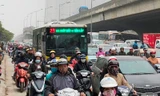 Đường Hà Nội ùn tắc như nêm ngày đầu tuần