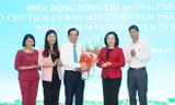  Ông Dương Cao Thanh (người đeo cà vạt) nhận hoa chúc mừng của đại diện Thành ủy Hà Nội