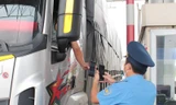 Thanh tra quét mã bằng điện thoại, kiểm tra giấy luồng xanh lái xe tại chốt Pháp Vân - Cầu Giẽ ngày 17/9. Ảnh: T.Đảng