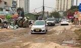 Mặt đường 'dị dạng' trên phố Nguyễn Cảnh Dị