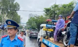 Hà Nội dùng xe công vụ chở người dân qua đường bị ngập