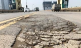 Mặt cầu Thăng Long rách tơi tả và không thể vá víu
