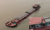Cận cảnh tàu chở cát có ngọn rầm rộ hoạt động trên sông Hồng, sông Đuống