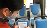 Dán thông báo để hành khách ngồi giãn cách trên xe buýt ngày 23/4