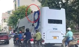 Nhiều xe khách 2 tầng trùm kín biển quảng cáo vẫn vô tư 'diễu' phố Hà Nội 