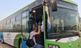 Quét mã 'QR' thay tiền mặt khi đi xe buýt nhanh BRT
