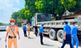 Cắt bỏ, hạ thành thùng 108 'hung thần' xe tải vi phạm