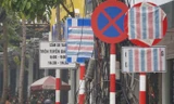 Biển báo giao thông bị bịt kín trên một số tuyến phố Hà Nội.