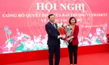 Phó Bí thư thường trực Thành ủy Hà Nội Nguyễn Thị Tuyến trao quyết định cho ông Đinh Trường Thọ chiều 26/2